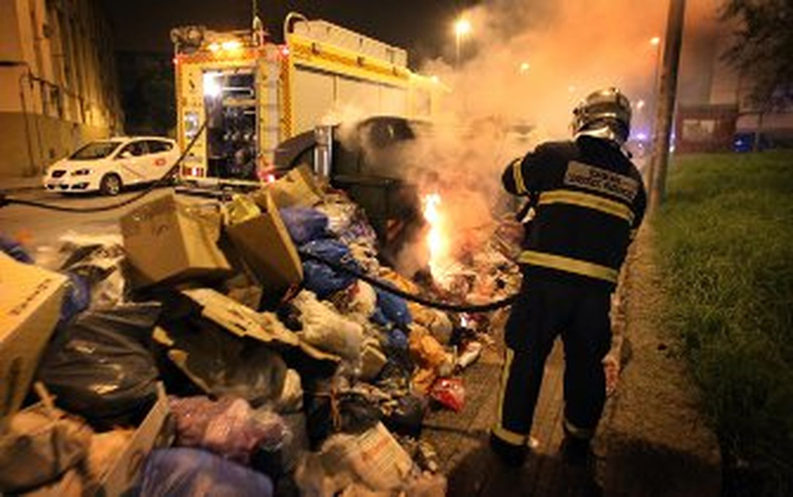 Los bomberos realizan más de 60 salidas en la madrugada del jueves