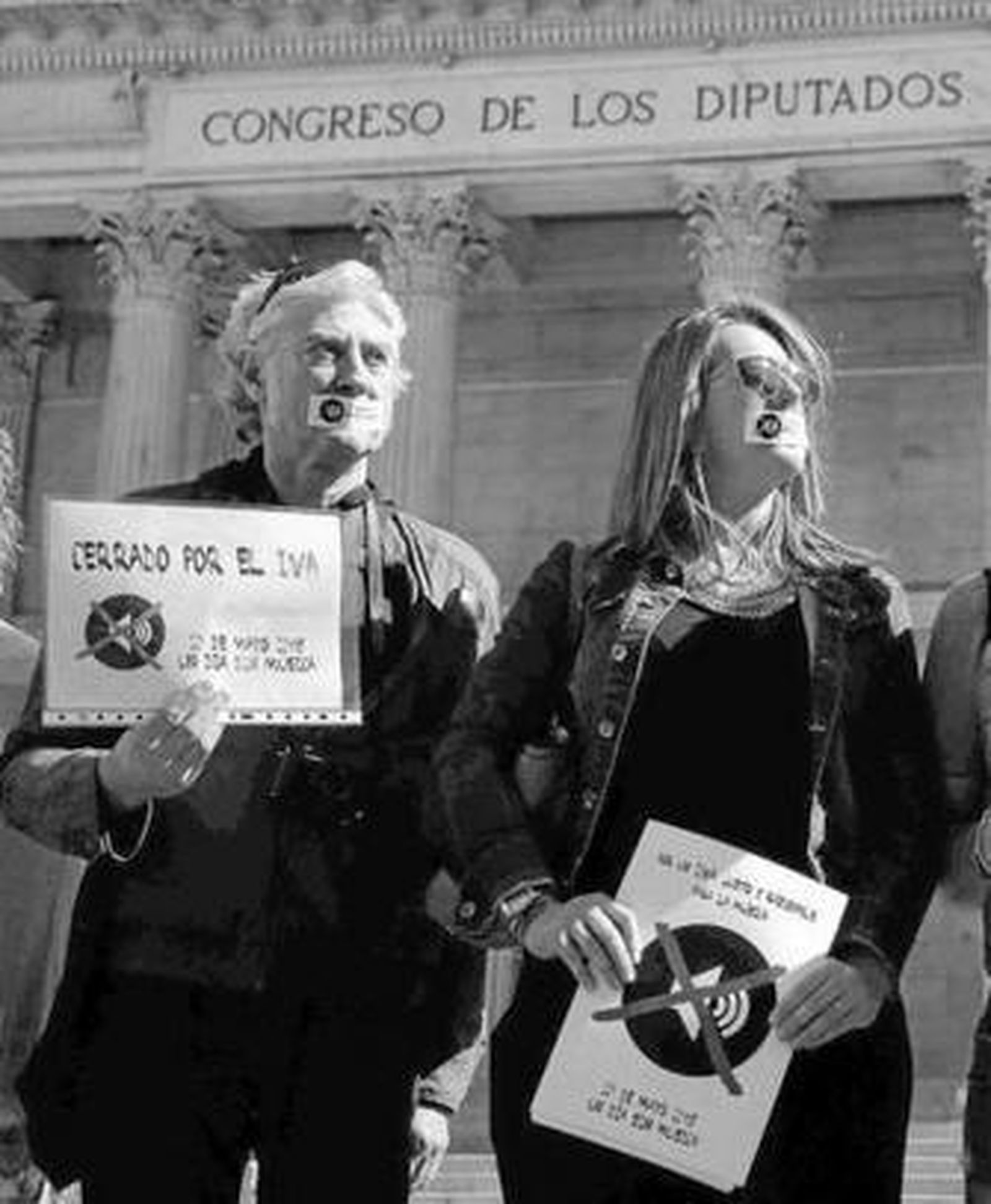 Promotores musicales, entregando firmas en el Congreso para bajar el IVA.
