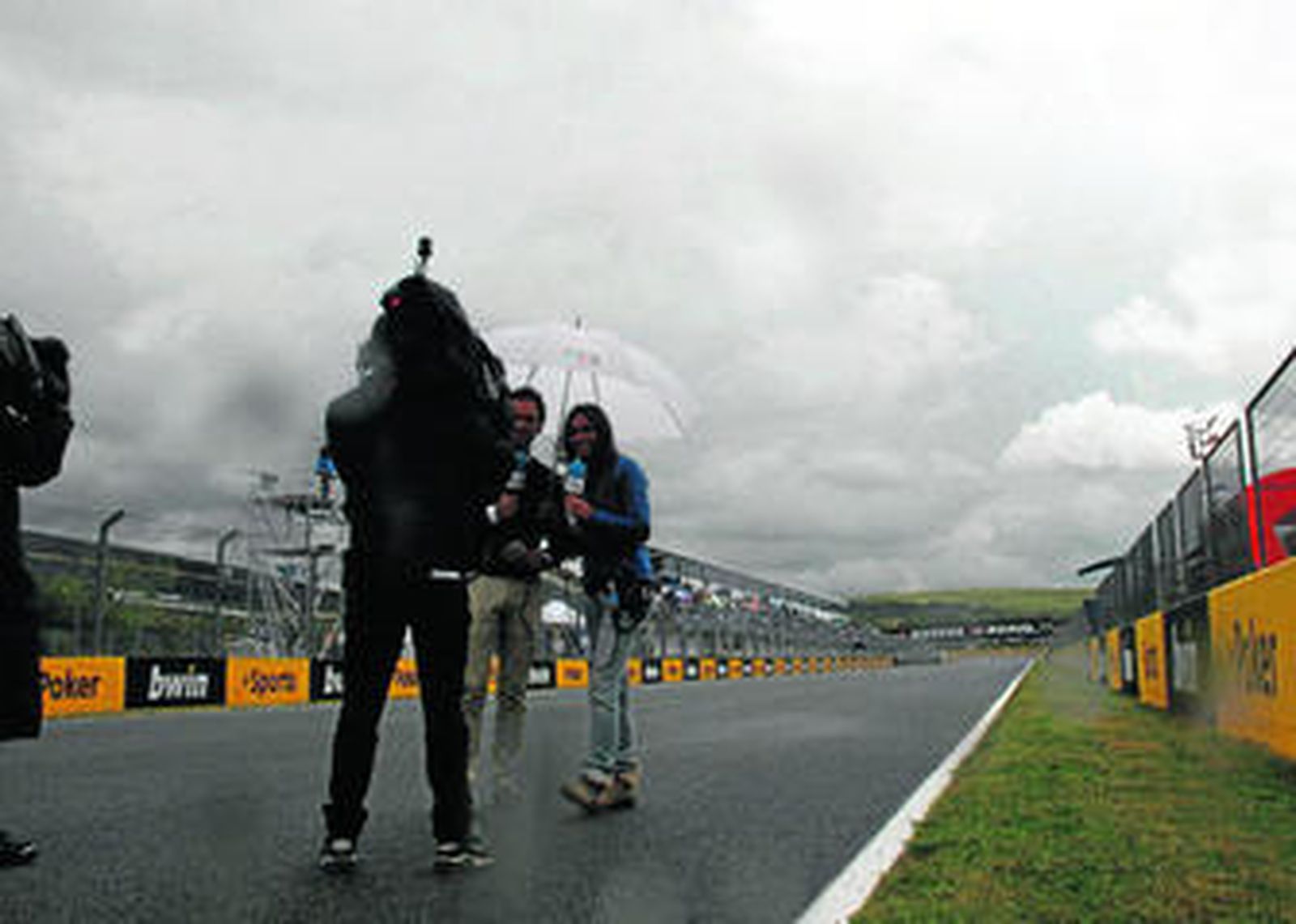 1. Marco Rocha y Lara Álvarez en la recta de salida del circuito jerezano. 2. Dennis Noyes y Ángel Nieto aguantando el aguacero.  3. Samanta Villar en pleno reportaje en el paddock. 4. Marco Rocha y Lara Álvarez en el inicio de la retransmisión. 5. El equipo se prepara bajo el ovni del circuito de Jerez. / Fotos: P. Jiménez