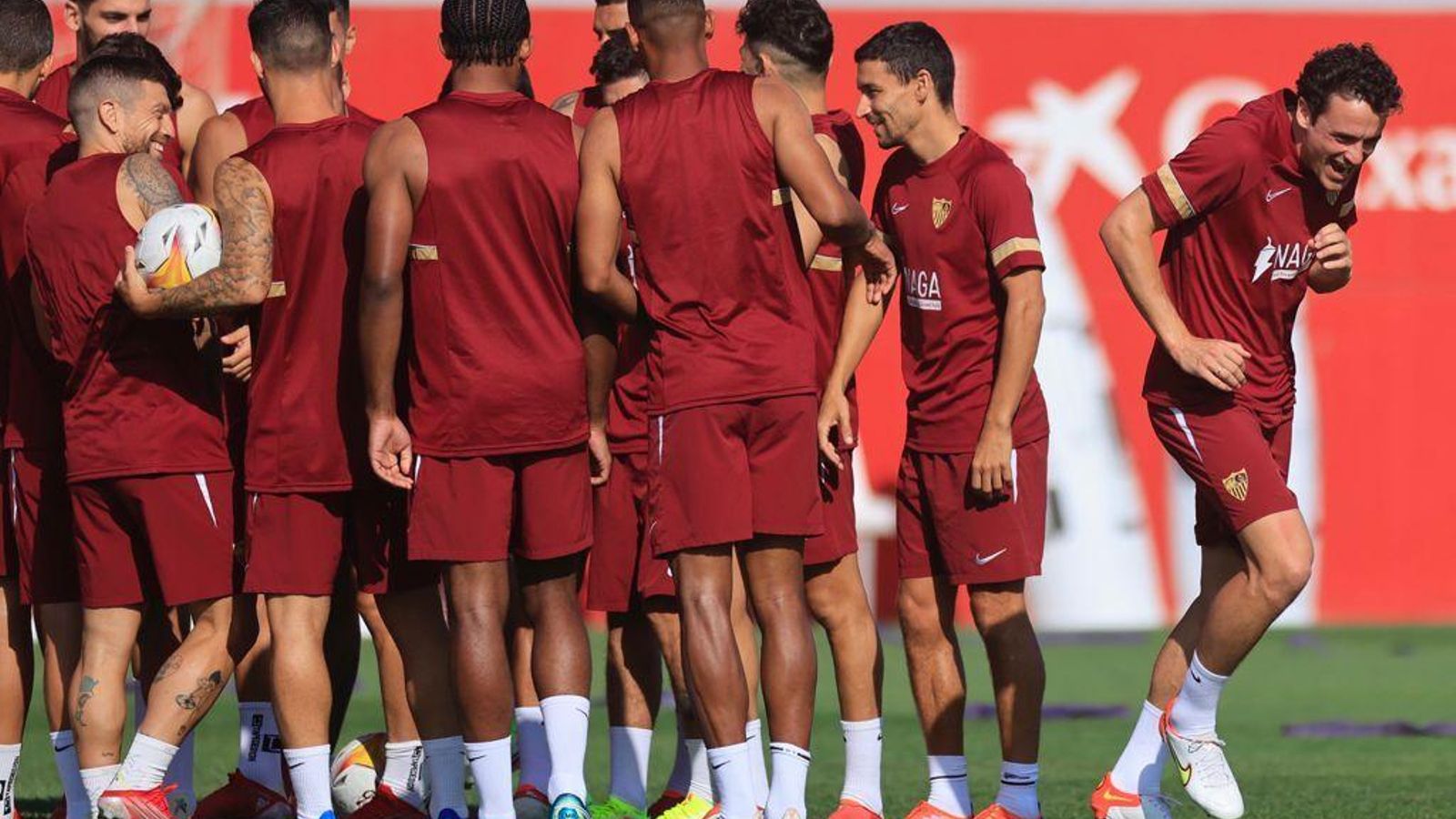 Delaney pasa por el pasillo de sus compañeros entre las sonrisas de todos.