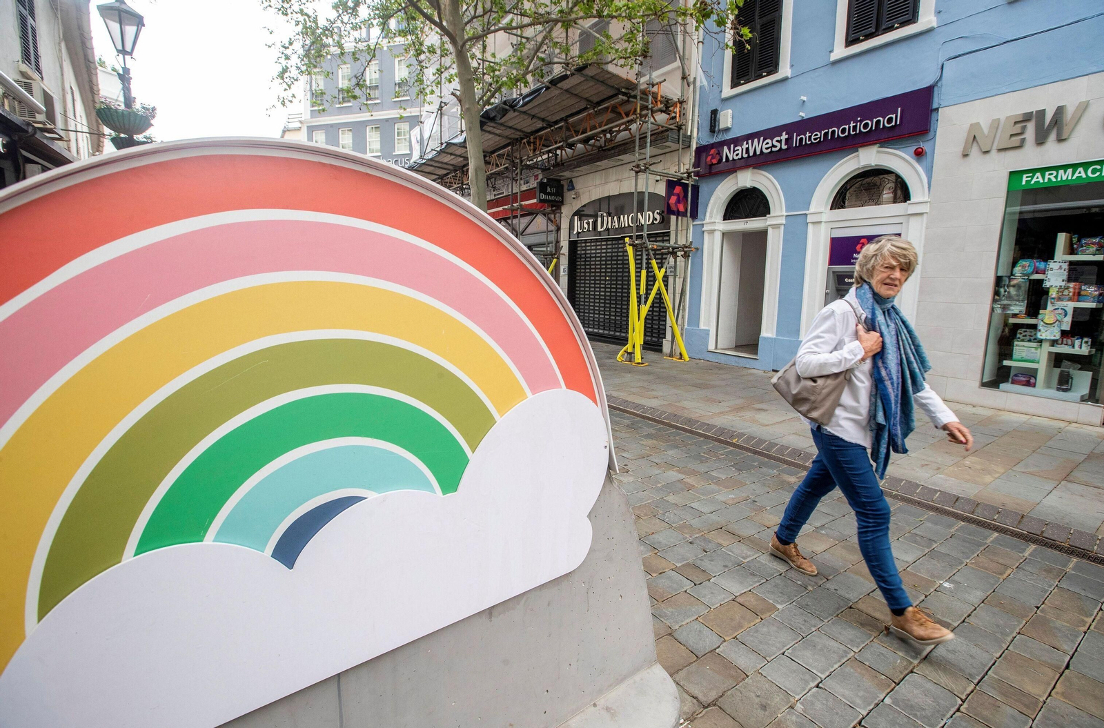 Una mujer camina por el centro de Gibraltar.