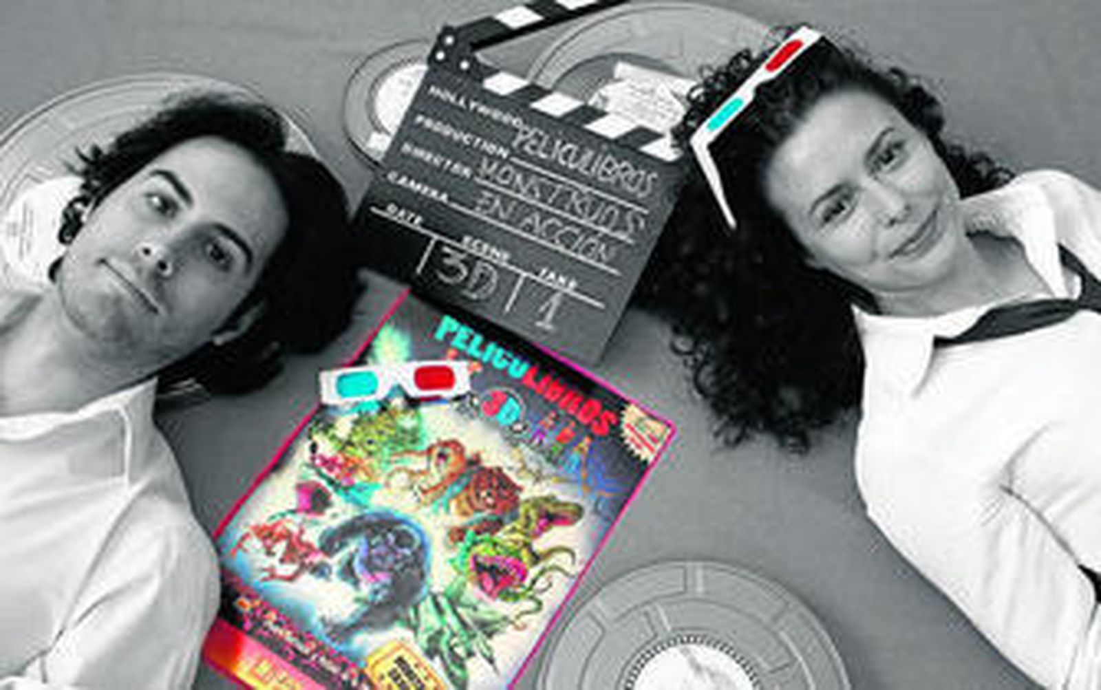 Los autores, Pedro Estrada y Raquel de la Morena, posan con uno de sus Peliculibros 3D.