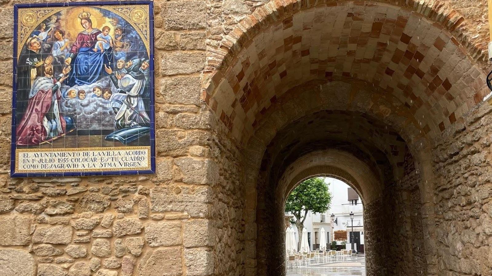 Arco de la Villa, antiguo acceso a Rota.