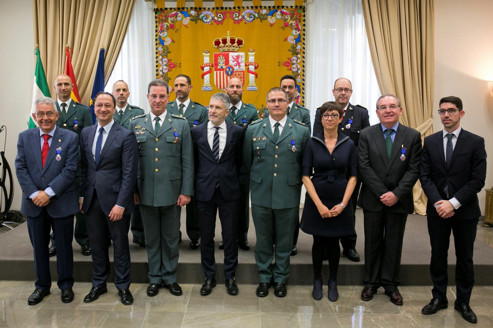 El equipo de rescate galardonado junto al ministro Grande-Marlaska y la subdelegada del Gobierno en Málaga