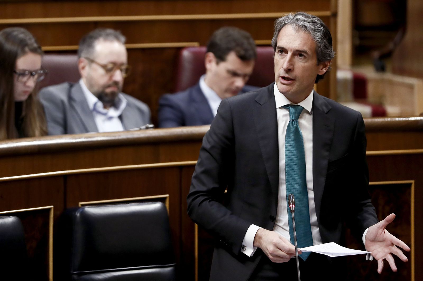 El ministro de Fomento, Íñigo de la Serna, ayer durante la sesión de control al Gobierno.