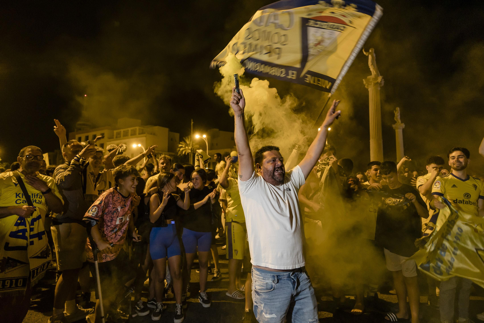 Las imágenes de la afición del Cádiz C.F. celebrando la permanencia en la fuente más cadista