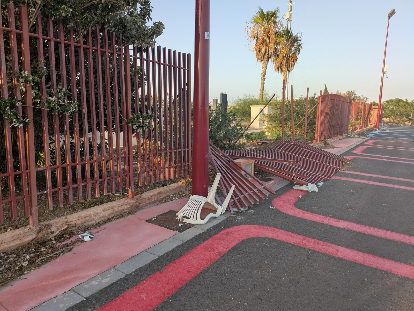 Vallado del Recinto Ferial volcado en el suelo por efecto del viento