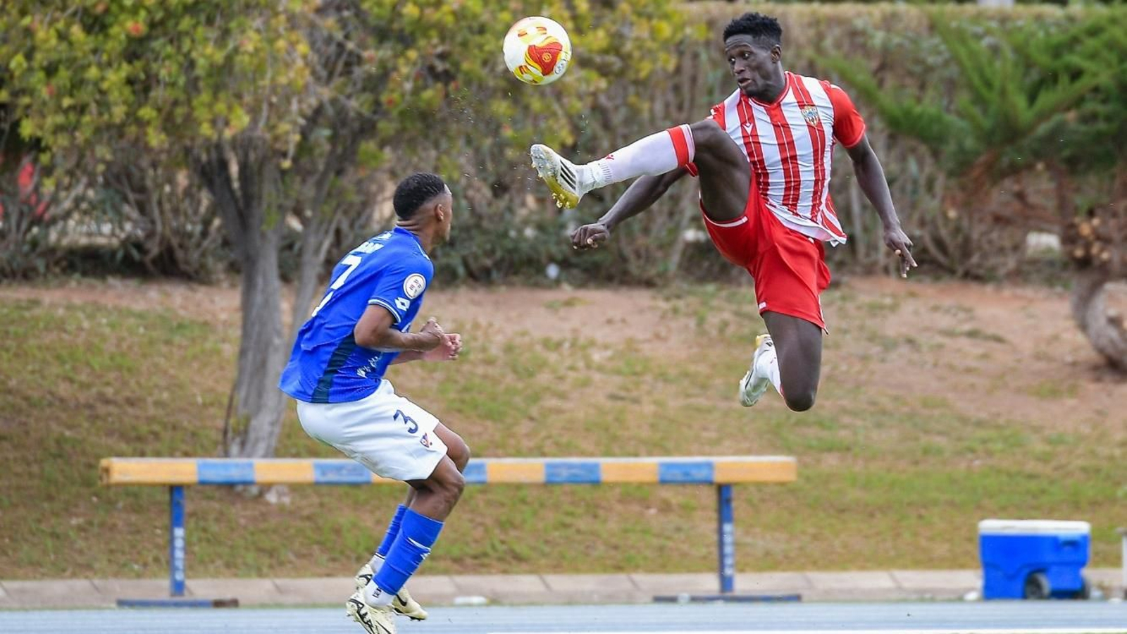Marciano controla un esférico en el duelo ante el Linares Deportivo.
