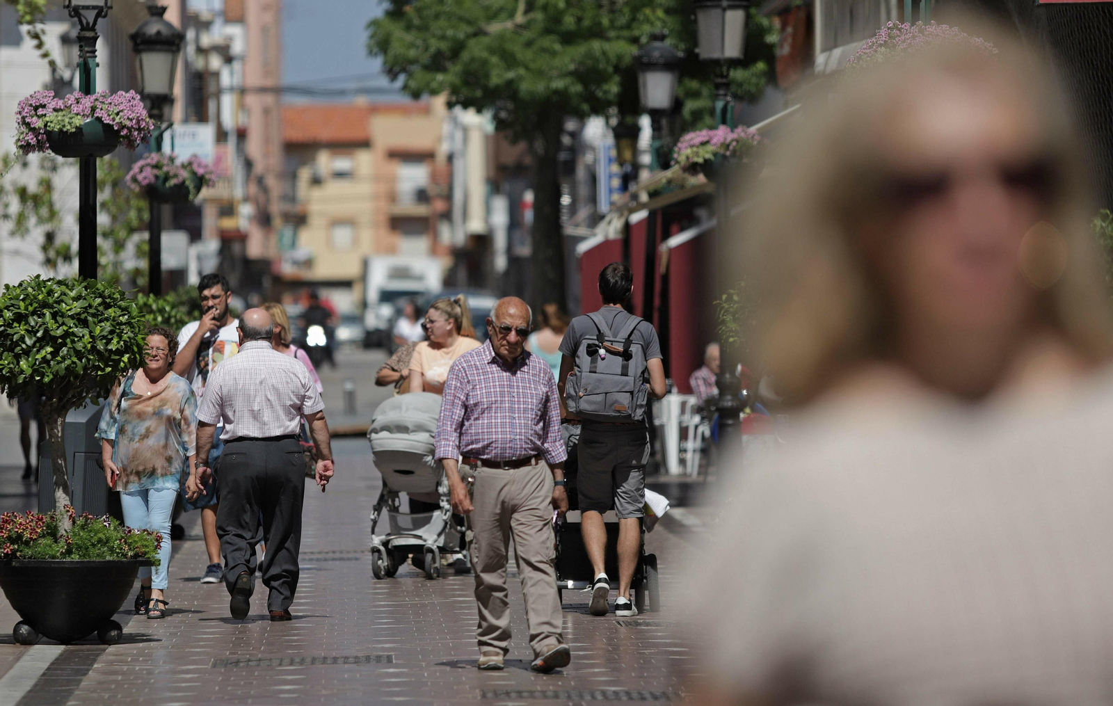 Varias personas caminan por el centro de La Línea, esta semana