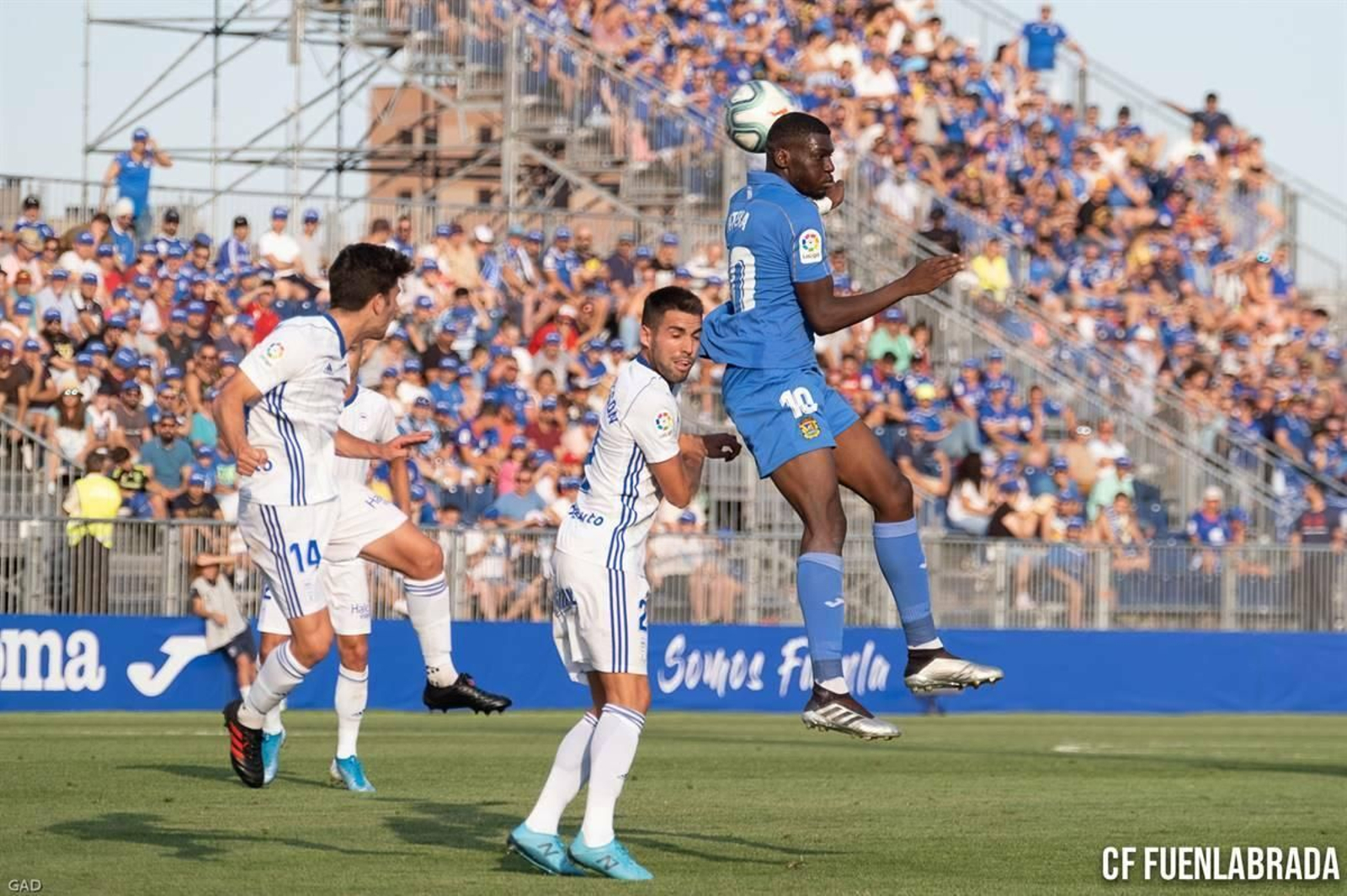 Nteka disputa un balón en un choque de Liga Smartbank