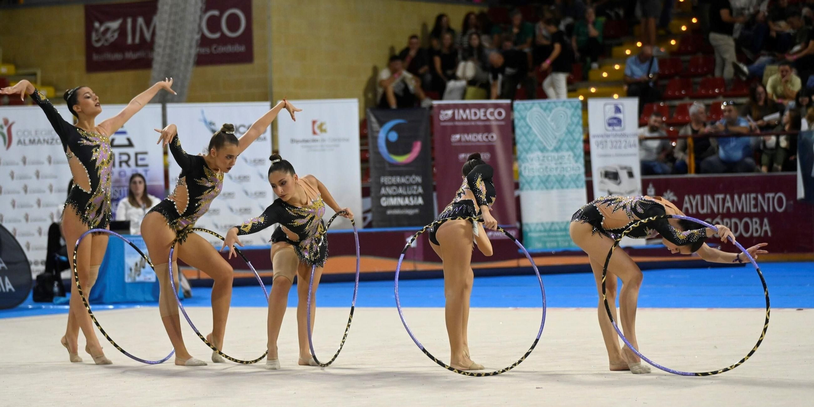 Un grupo de gimnastas presenta su ejercicio en el Torneo Ciudad de Córdoba Lourdes Mohedano, en Vista Alegre.