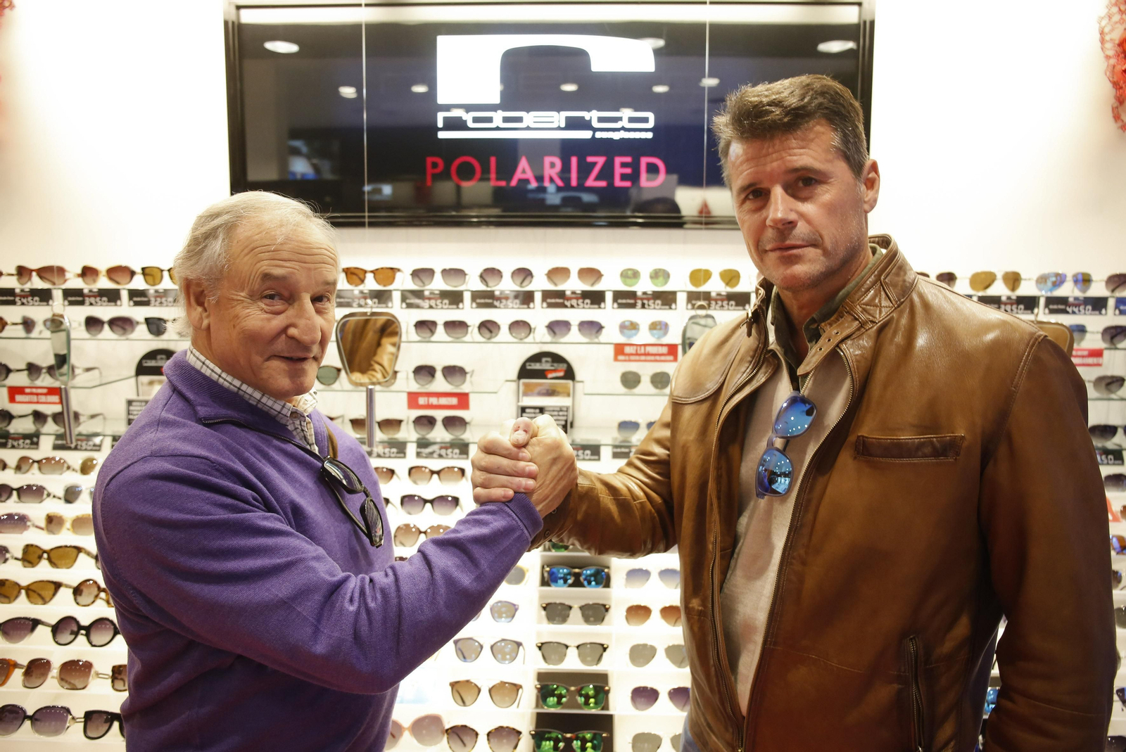 José Luis Martín estrecha la mano con su hijo Roberto para este diario.