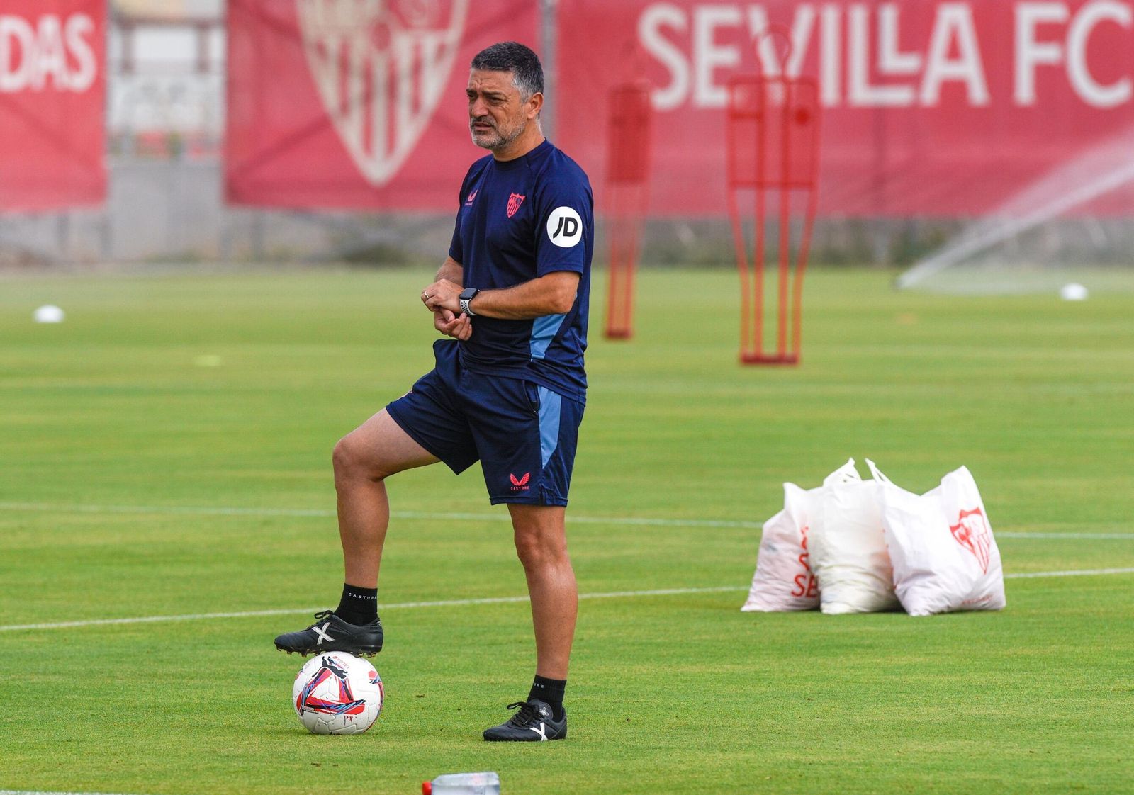 García Pimienta dirige una sesión de entrenamiento de los sevillistas durante la presente temporada.
