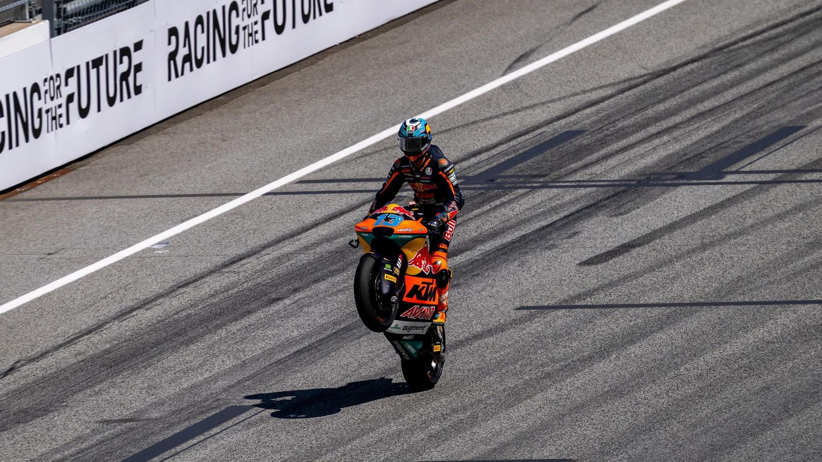 Vietti encabrita su KTM tras su triunfo en el GP de Austria en la categoría de Moto2.