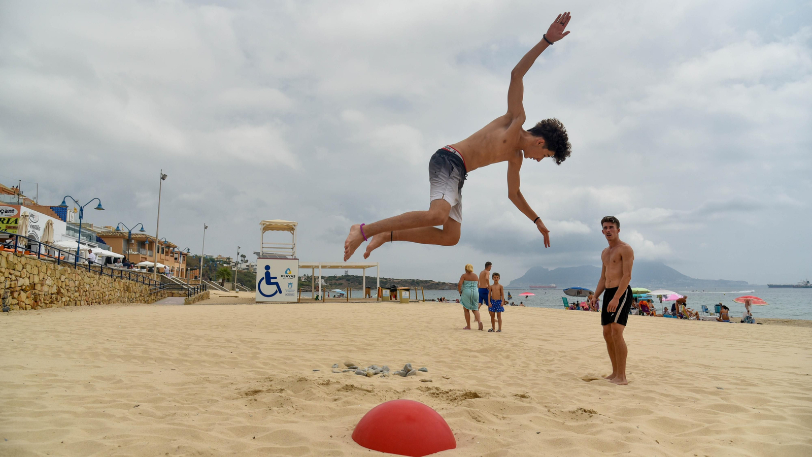 Mañana de calistenia en la playa de Getares