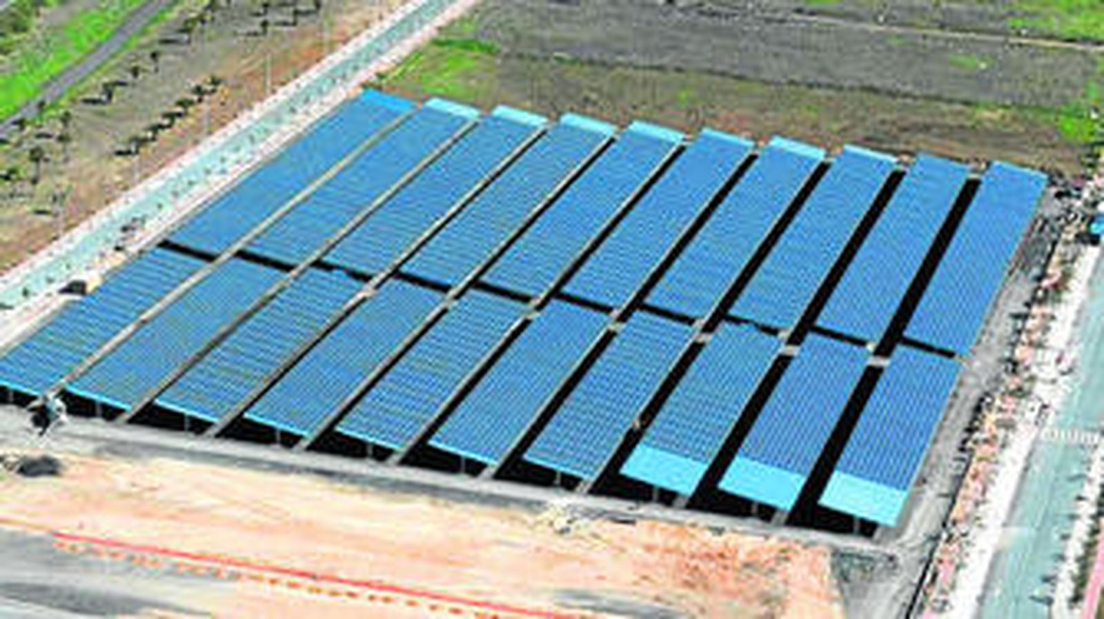 Vista aérea del parking fotovoltaico del Parque Huelva Empresarial.