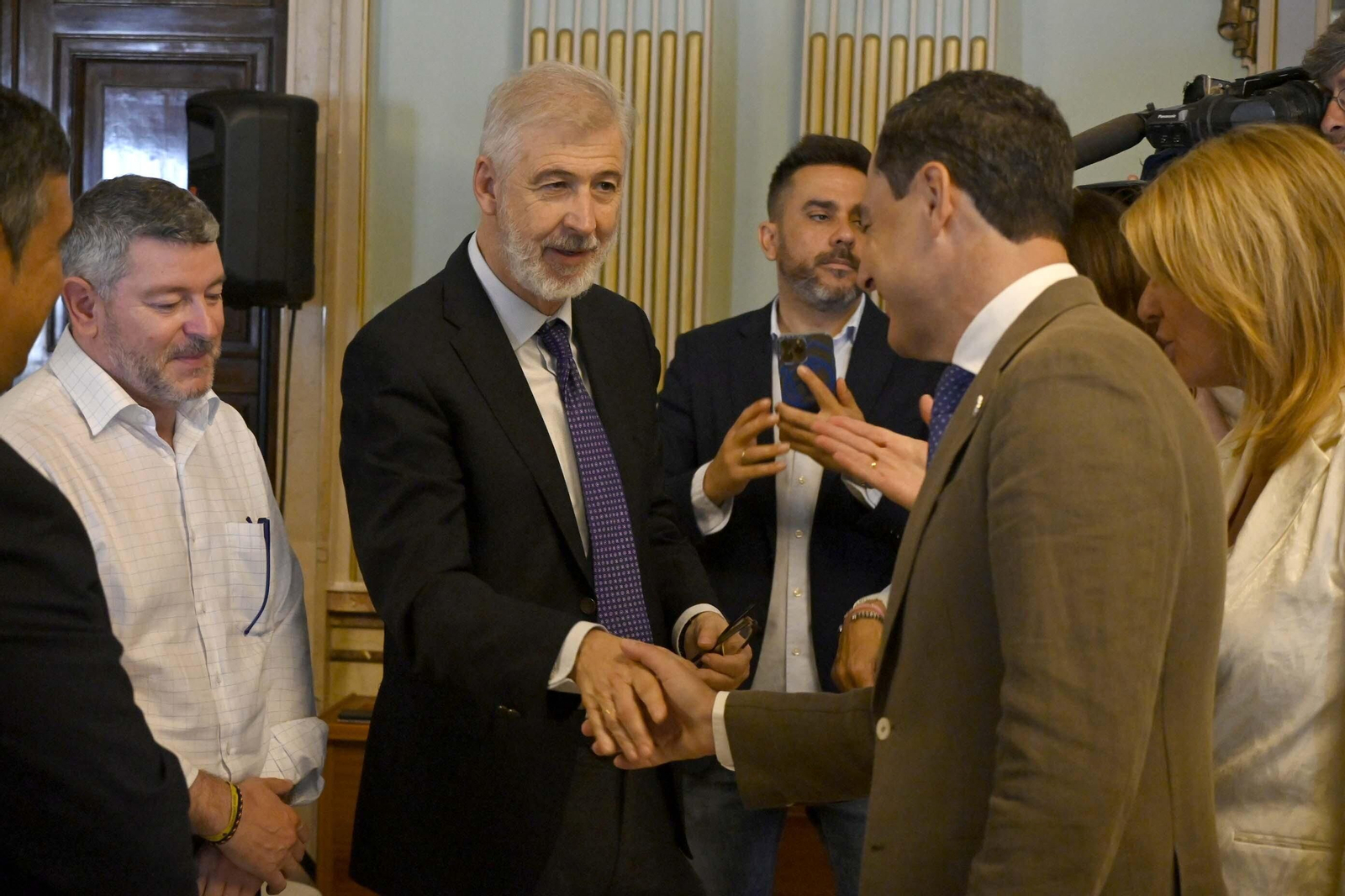 Visita de Juanma Moreno al Ayuntamiento de Huelva, en Imágenes