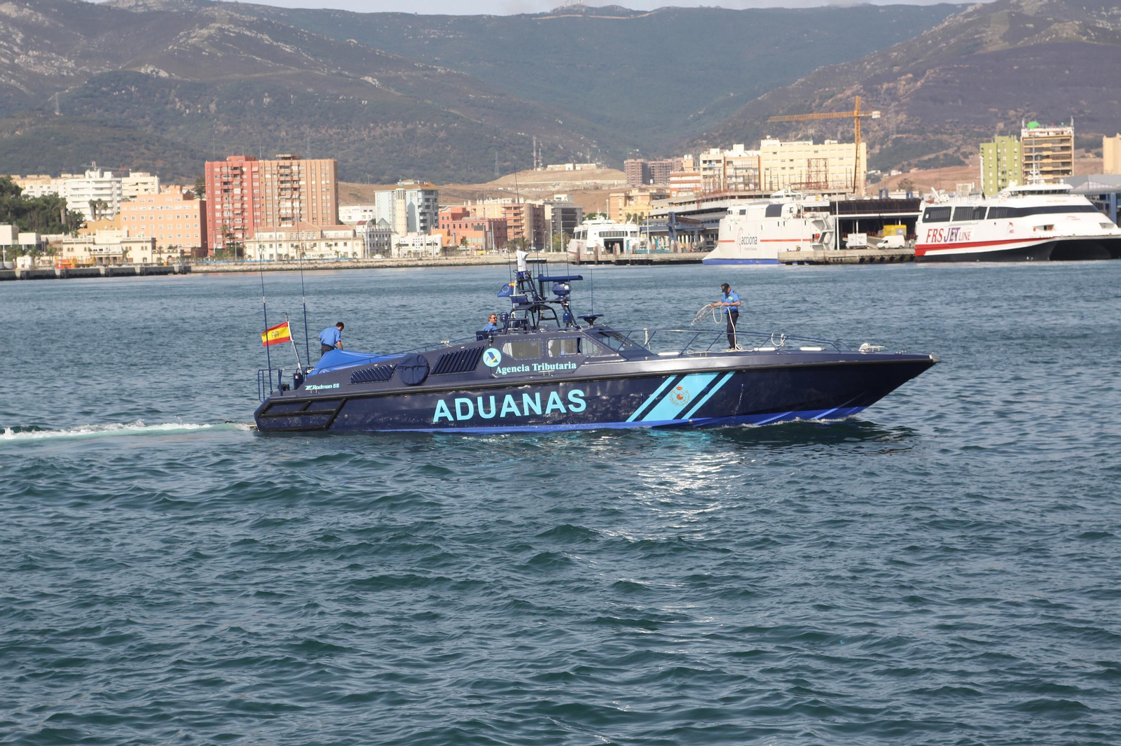 Dos narcos heridos y otros dos detenidos tras la explosión de una lancha cuando era perseguida por Vigilancia Aduanera