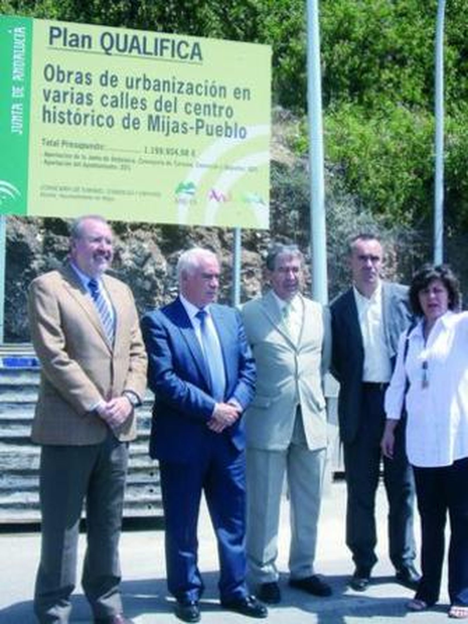 El consejero de Turismo junto a las autoridades locales ayer en Mijas.
