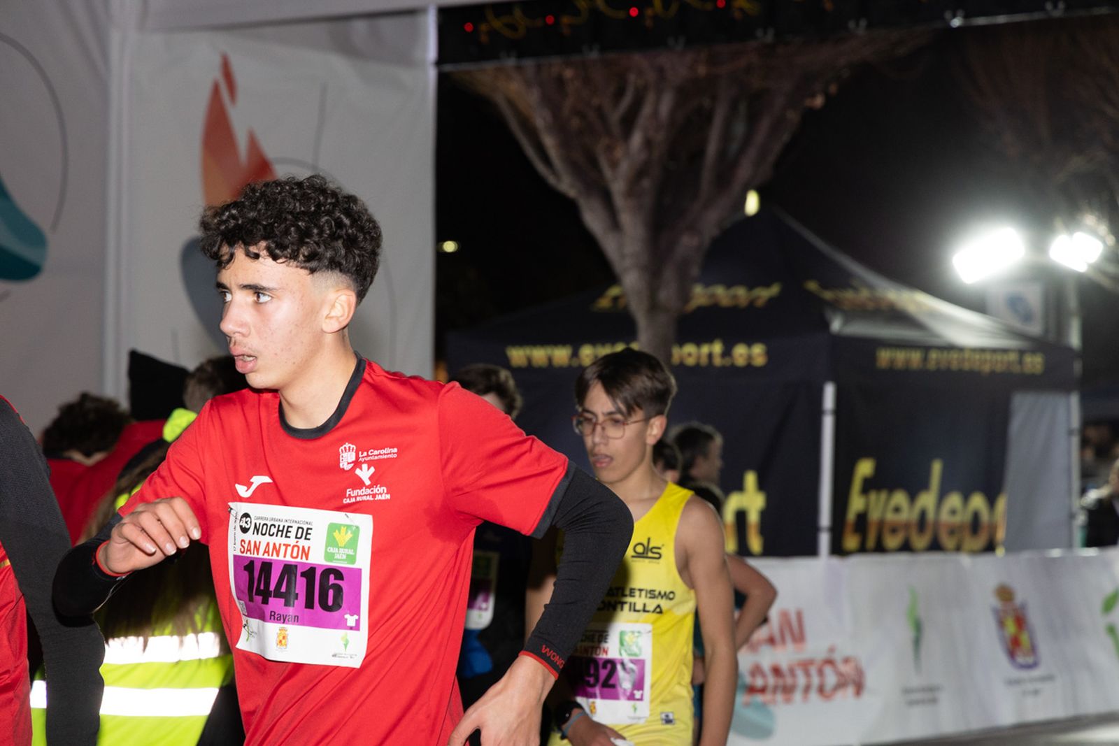 En imágenes: 2.000 atletas brillan con luz propia en la infantil de la Carrera de San Antón 2026