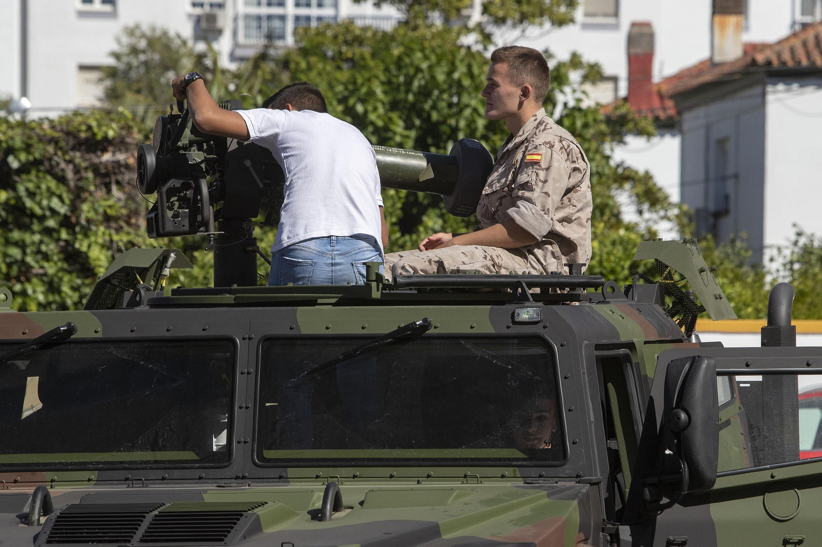Exposición por el Día de las Fuerzas Armadas en San Fernando
