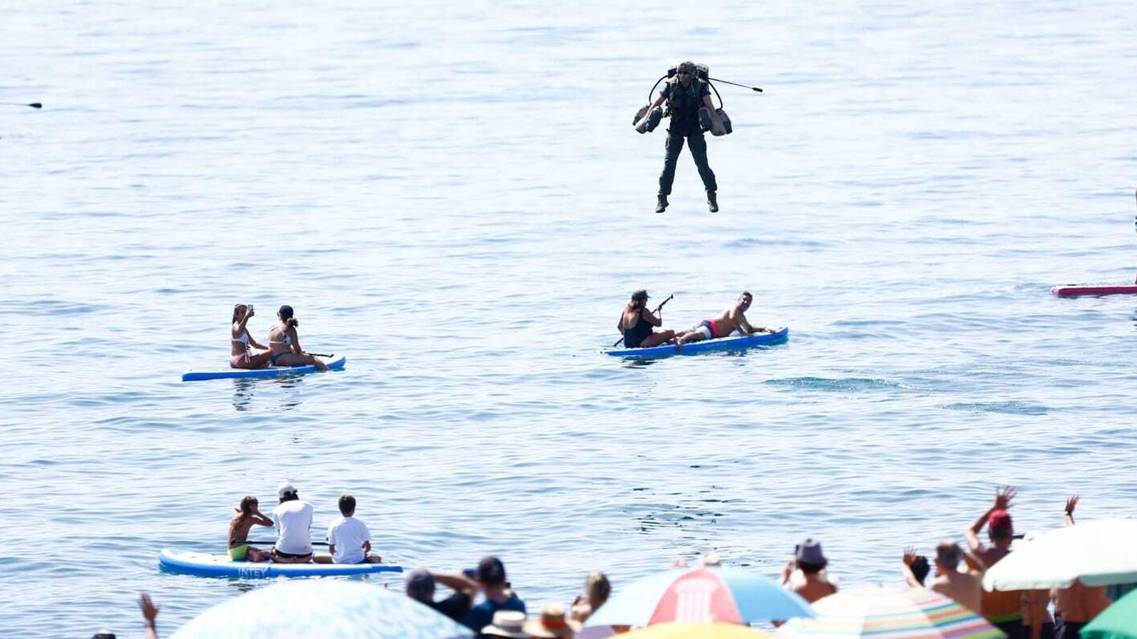 Richard Browning, inventor del traje propulsado, muestra su funcionamiento.