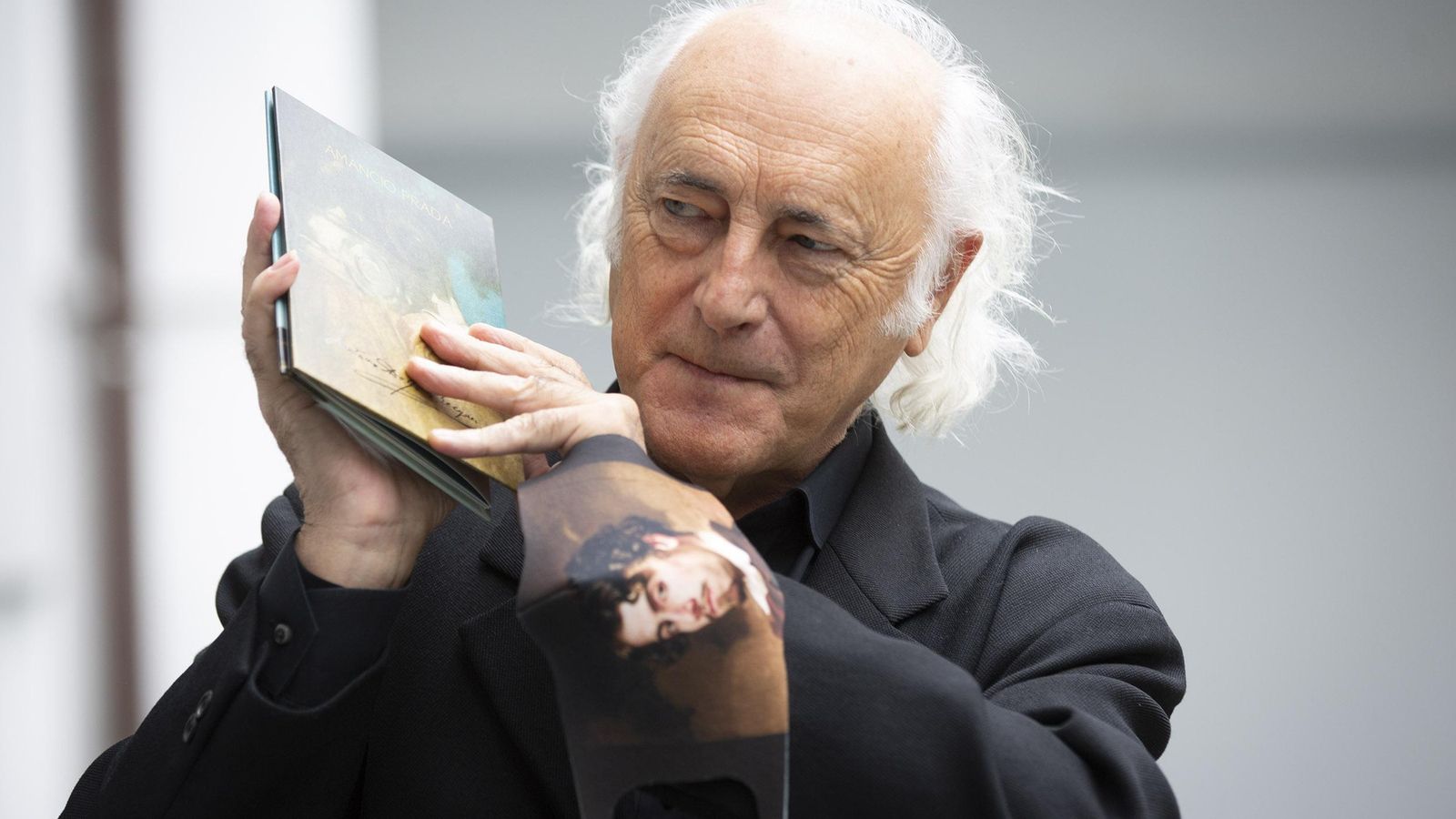 Amancio Prada, con su disco una mascarilla con el celebérrimo retrato de Bécquer obra de su hermano Valeriano.
