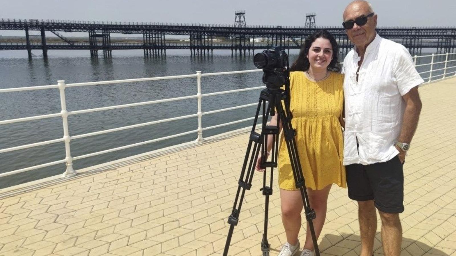 Jimena de la Quadra Salcedo junto a Manuel Ovalle en el Paseo de la Ría.