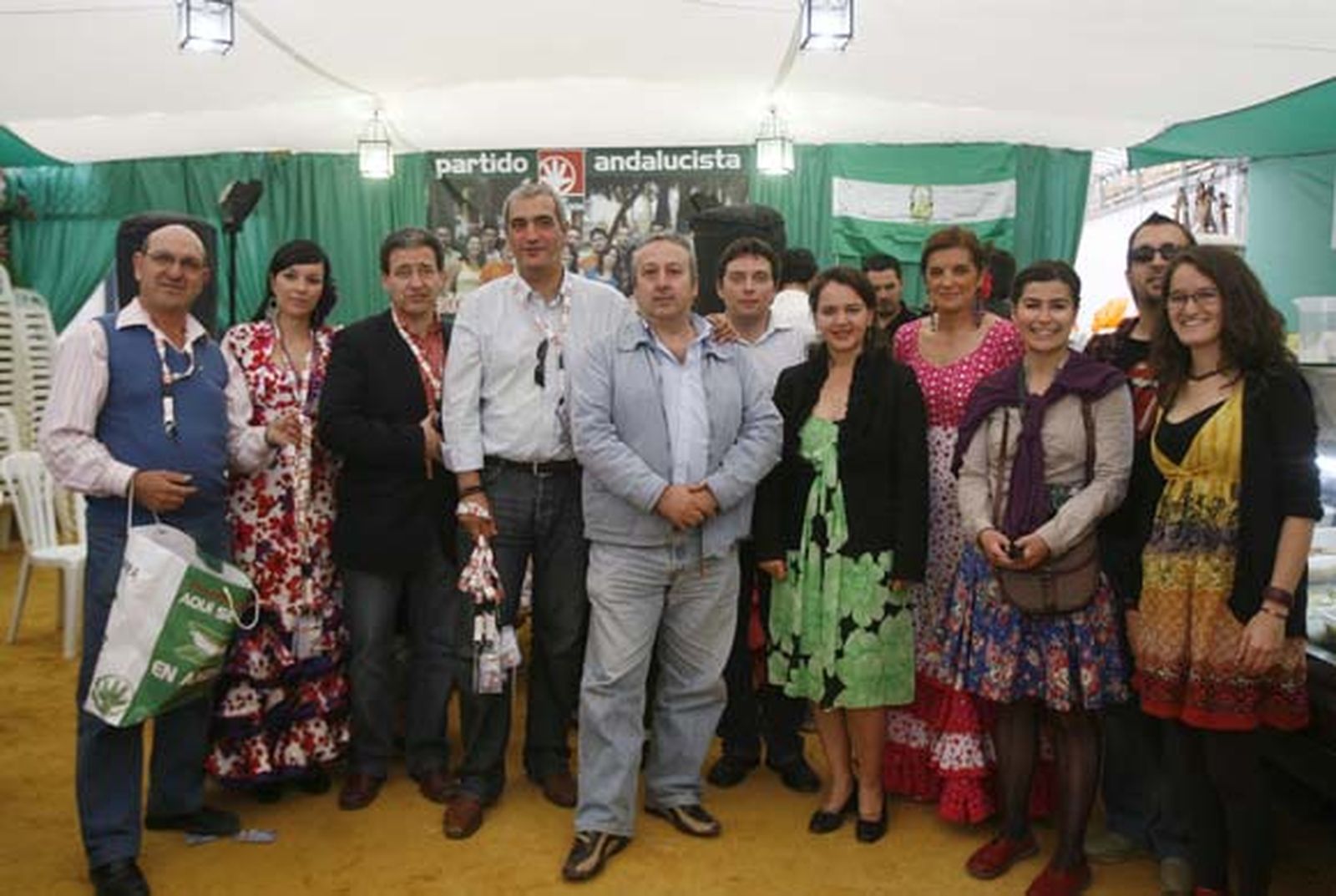 El concejal andalucista, Antonio Jesús Ruiz Aguilar, junto a Jesús González Beltrán, consejero delegado de Suvipuerto, y otros miembros del partido en la ciudad junto a periodistas de varios medios.

Foto: Borja Benjumeda