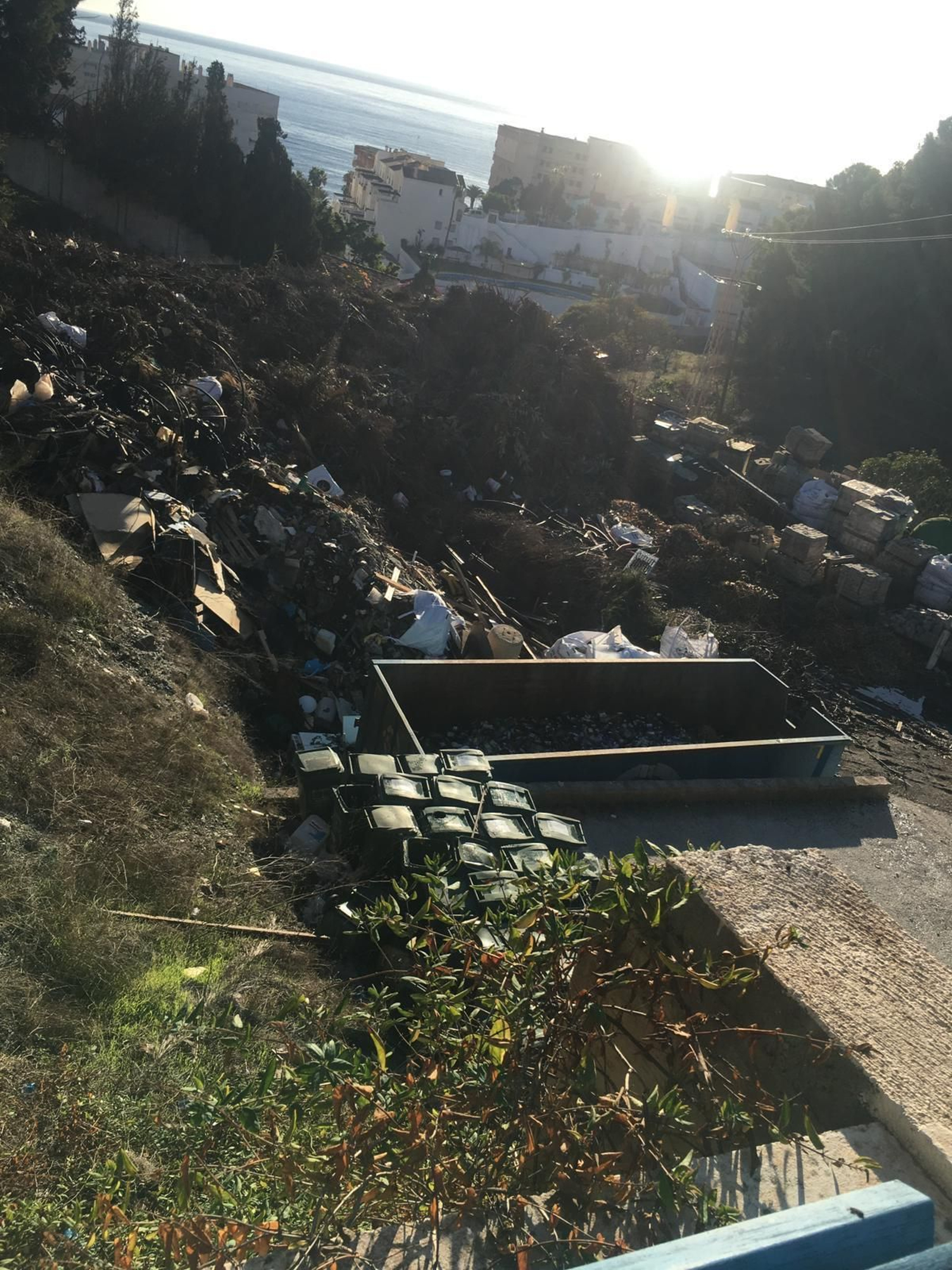 En las inmediaciones se acumulan restos de poda con distintos enseres