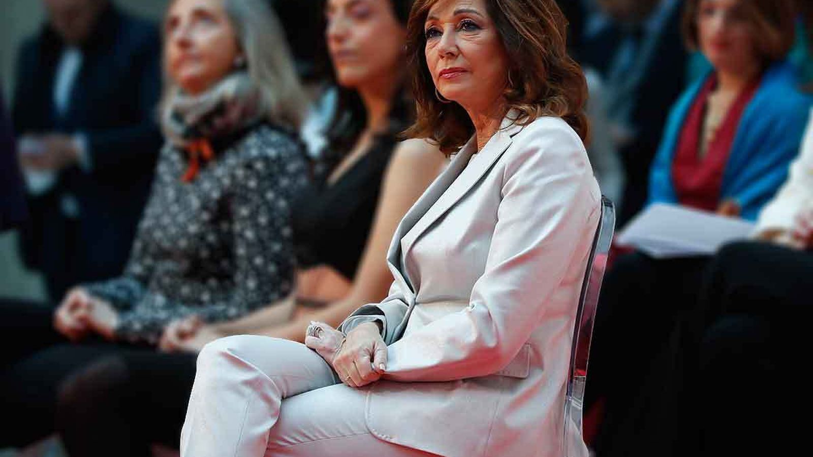 Ana Rosa, sentada en una conferencia.