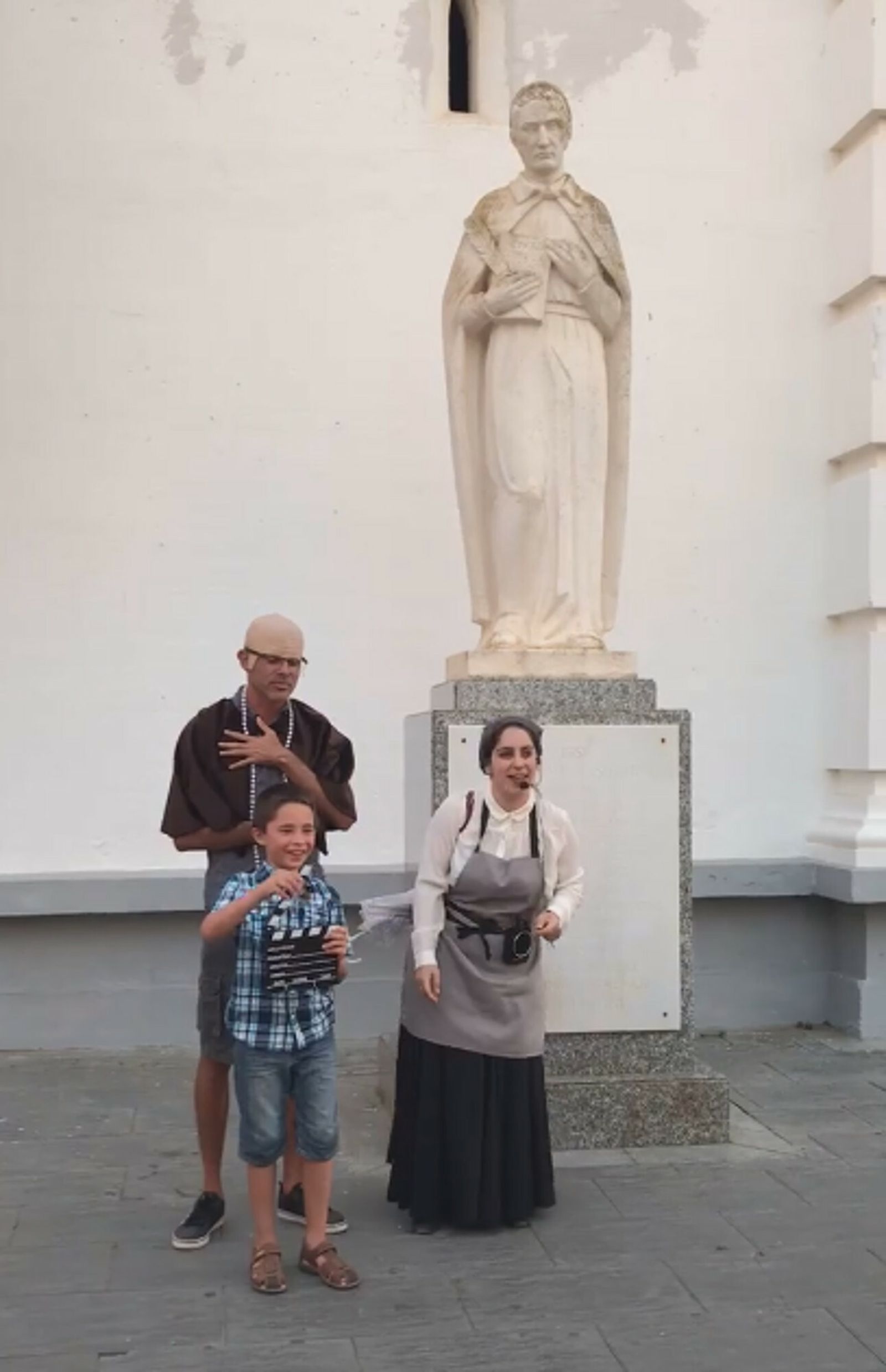 El editor Joaquín Cabanillas se presta a hacer del padre José Miravent.