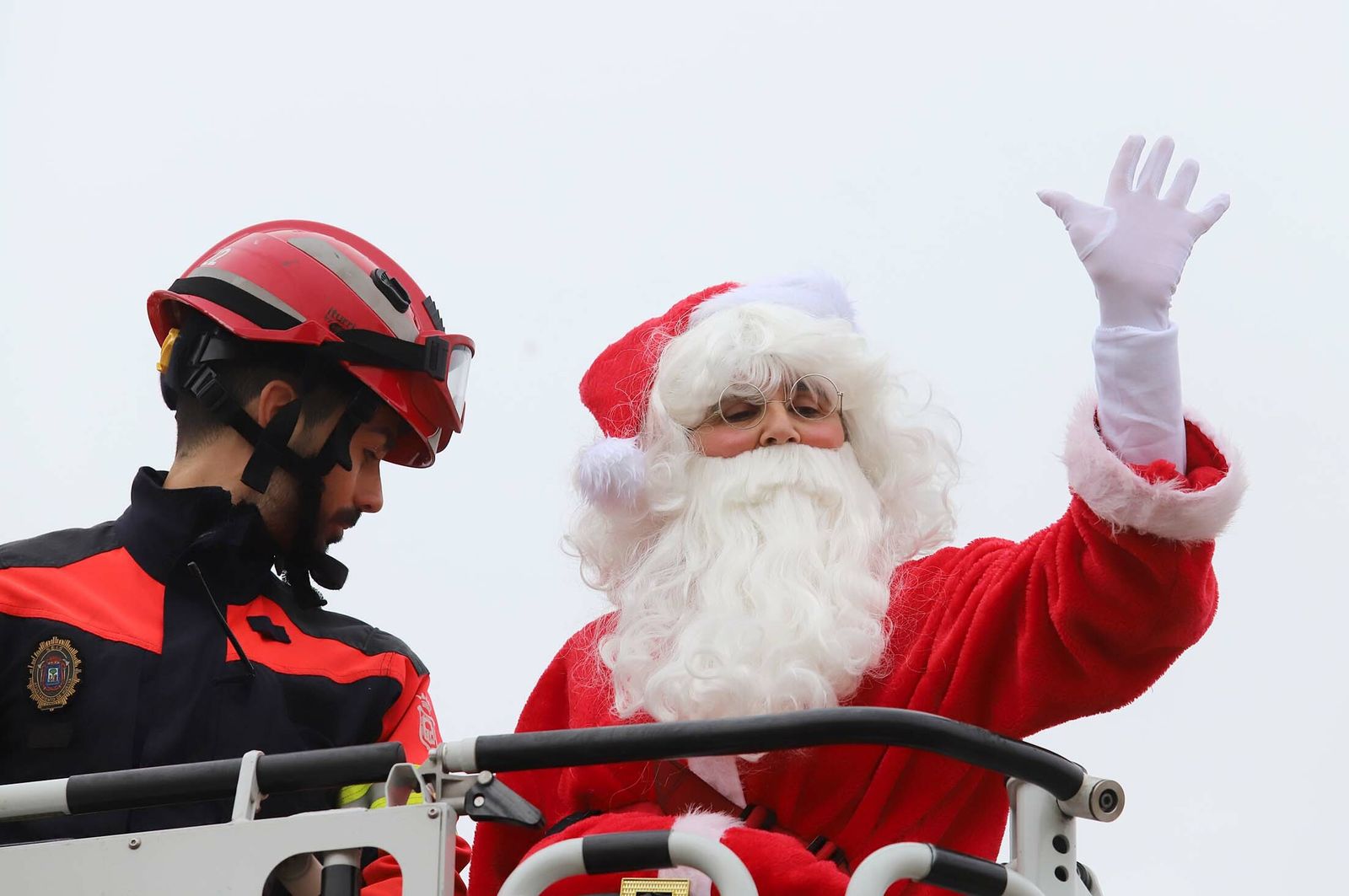 Imágenes de la visita de Papá Noel a los niños del hospital Juan Ramón Jiménez