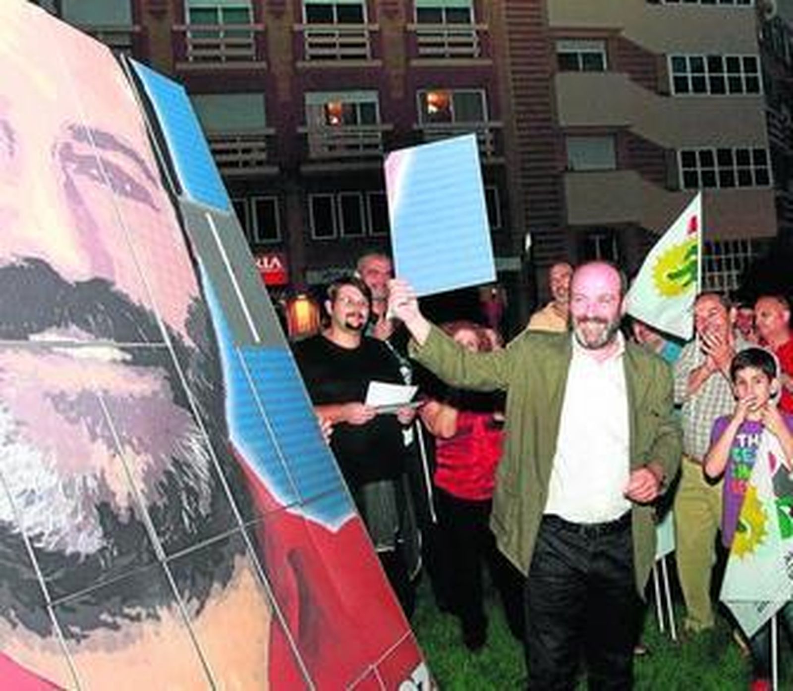 Pedro Jiménez en el momento de terminar el mural con su rostro, ayer en la apertura de la campaña.
