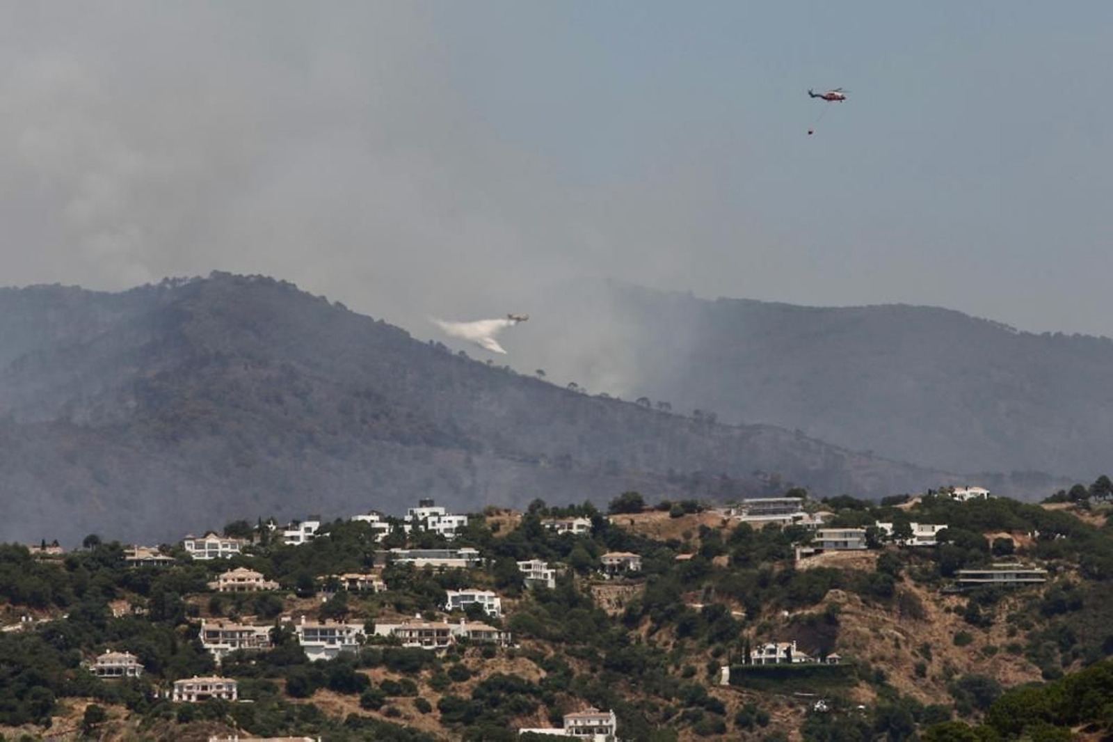 Las imágenes de los medios aéreos y terrestres en las labores de extinción del incendio de Pujerra este jueves Las imágenes de los medios aéreos y terrestres en las labores de extinción del incendio de Pujerra este jueves