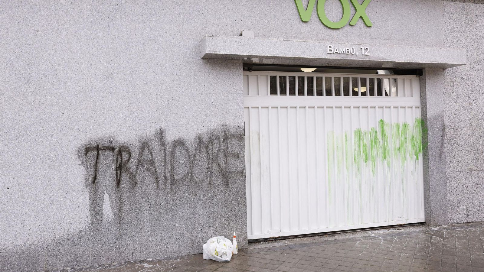 Pintadas en la sede nacional de Vox en Madrid