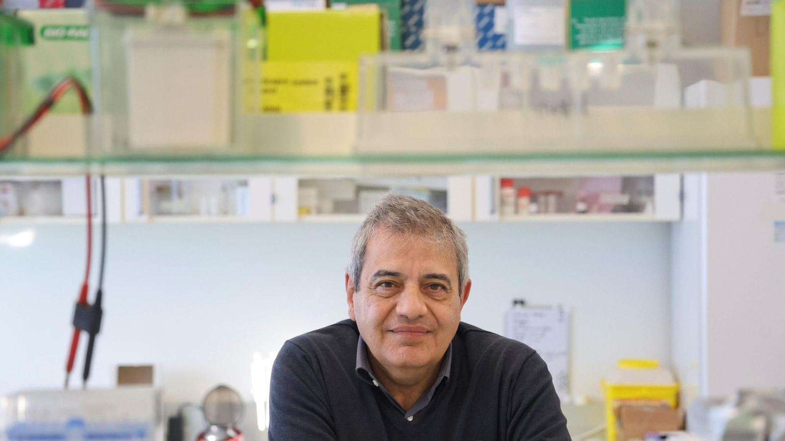 Francisco Tinahones en un laboratoria de Ibima.