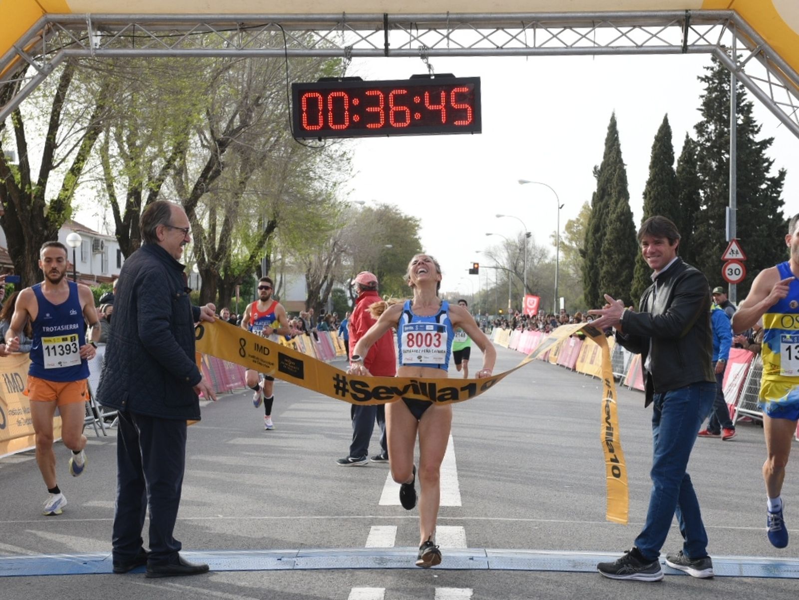 Carmen Gutiérrez entra en la meta como ganadora de la Popular Parque Infanta