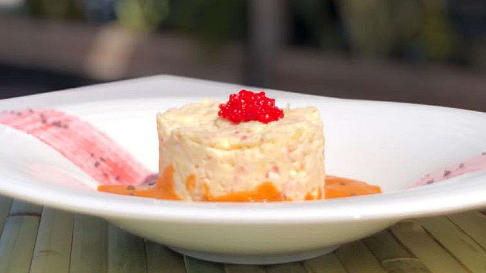 ENSALADILLA DE LANGOSTINOS CON ESPUMA DE MARISCO Y HUEVAS MUJOL