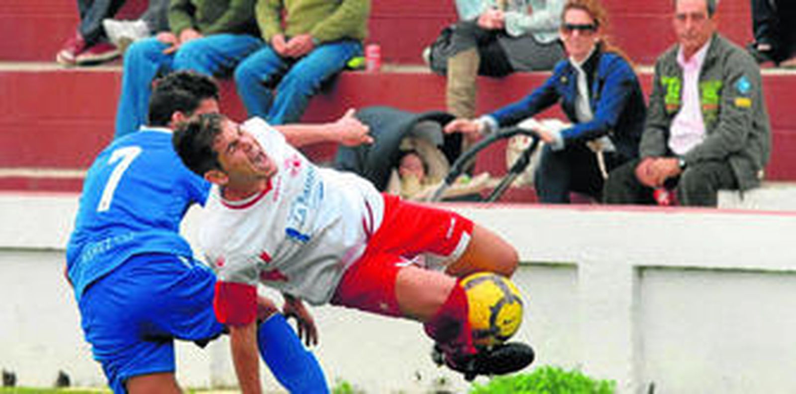 El chiclanero Manzano es zancadilleado por el xerecista Kike Lobato.