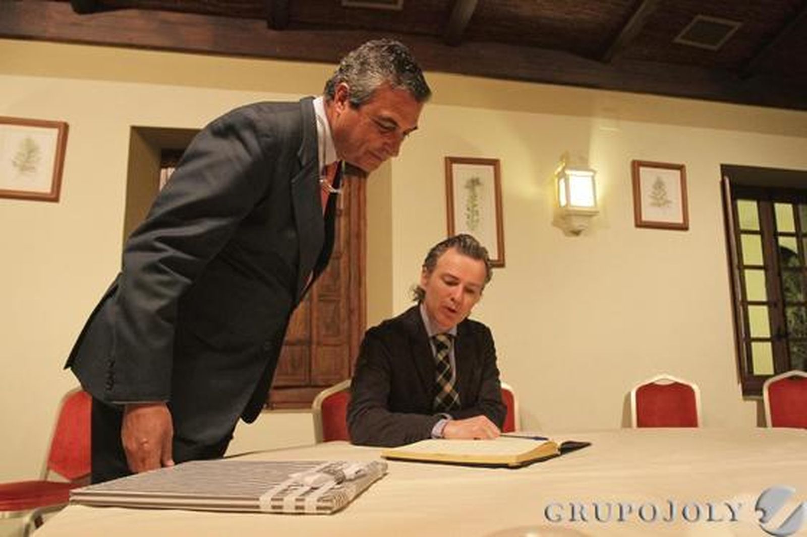 Javier Lancha firma ayer en el libro de honor del periódico, junto al gerente de ‘Europa Sur’, JuanFernández de Mesa. 

Foto: Erasmo Fenoy