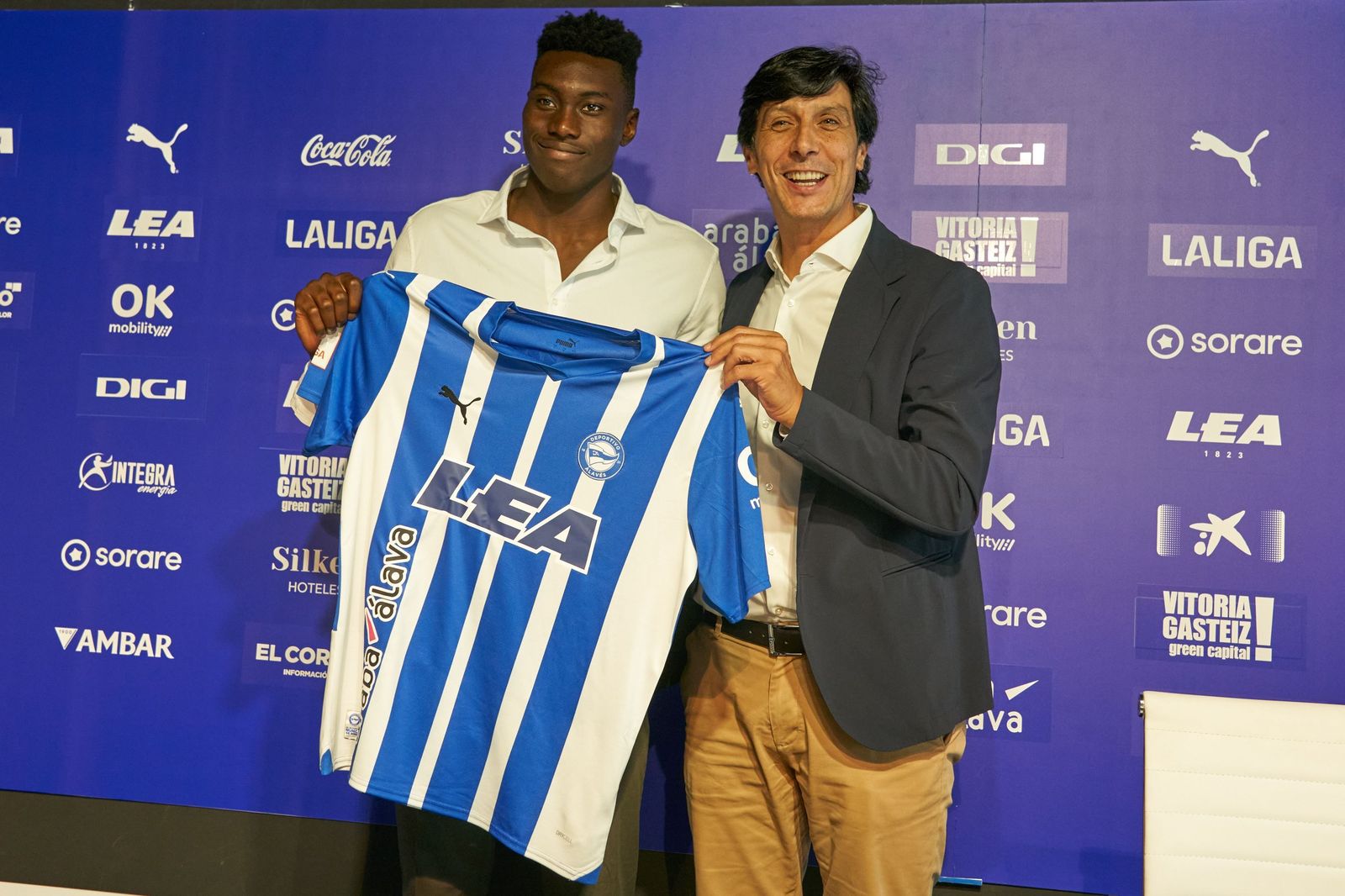 Samu en su presentación con el Alavés.
