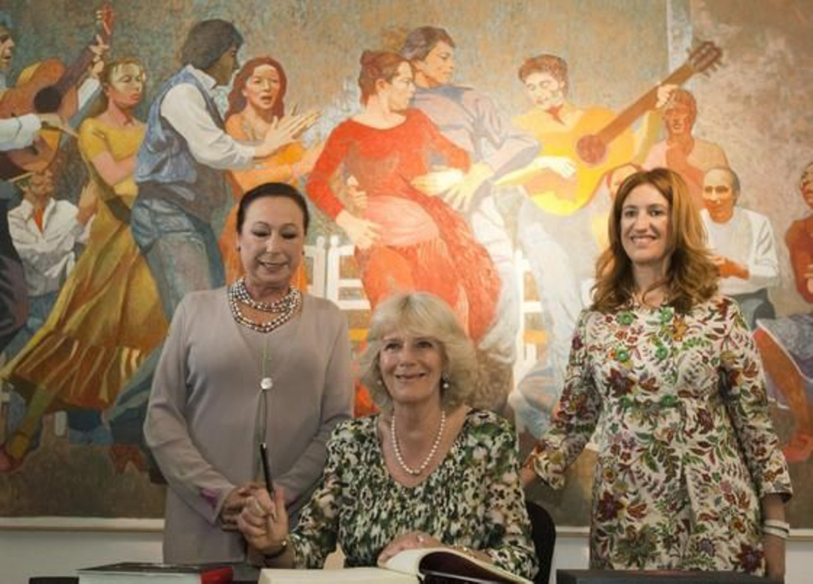 La esposa del heredero británico plasma su firma en el libro de honor del Museo del Bailar Flamenco.

Foto: Manuel Gómez