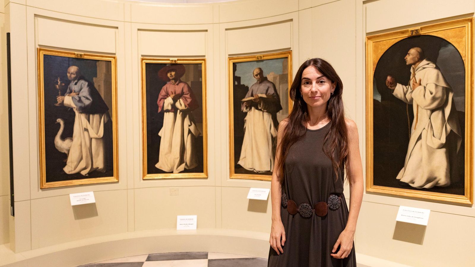La nueva directora del Museo de Cádiz posa en la sala de Zurbarán del centro provincial.