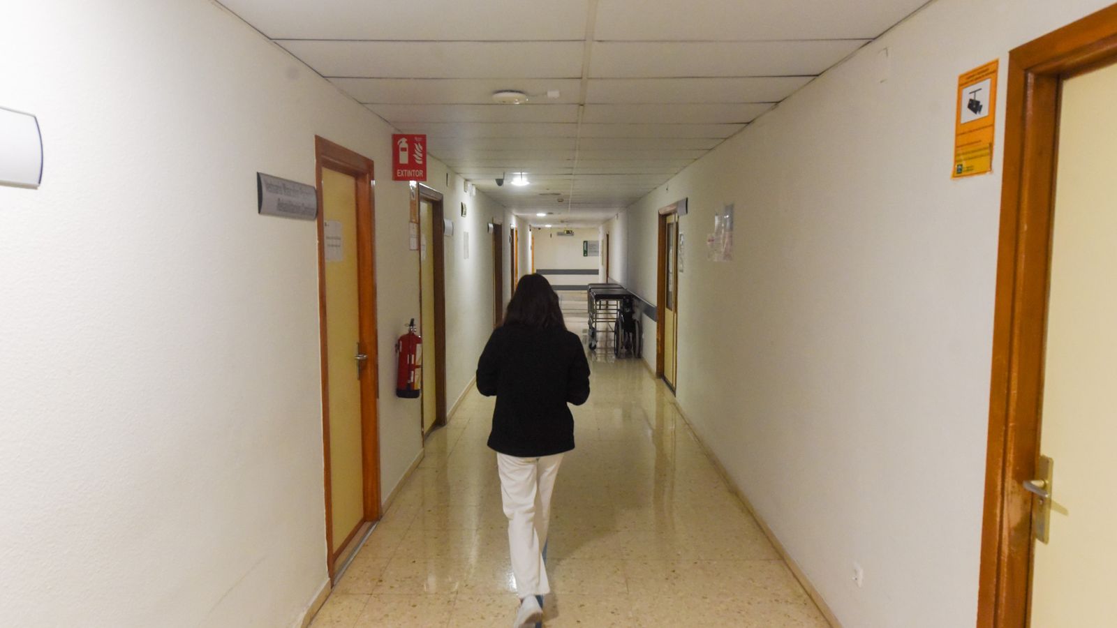 Un pasillo del sótano donde se ubica Rehabilitación y Neurofisiología.