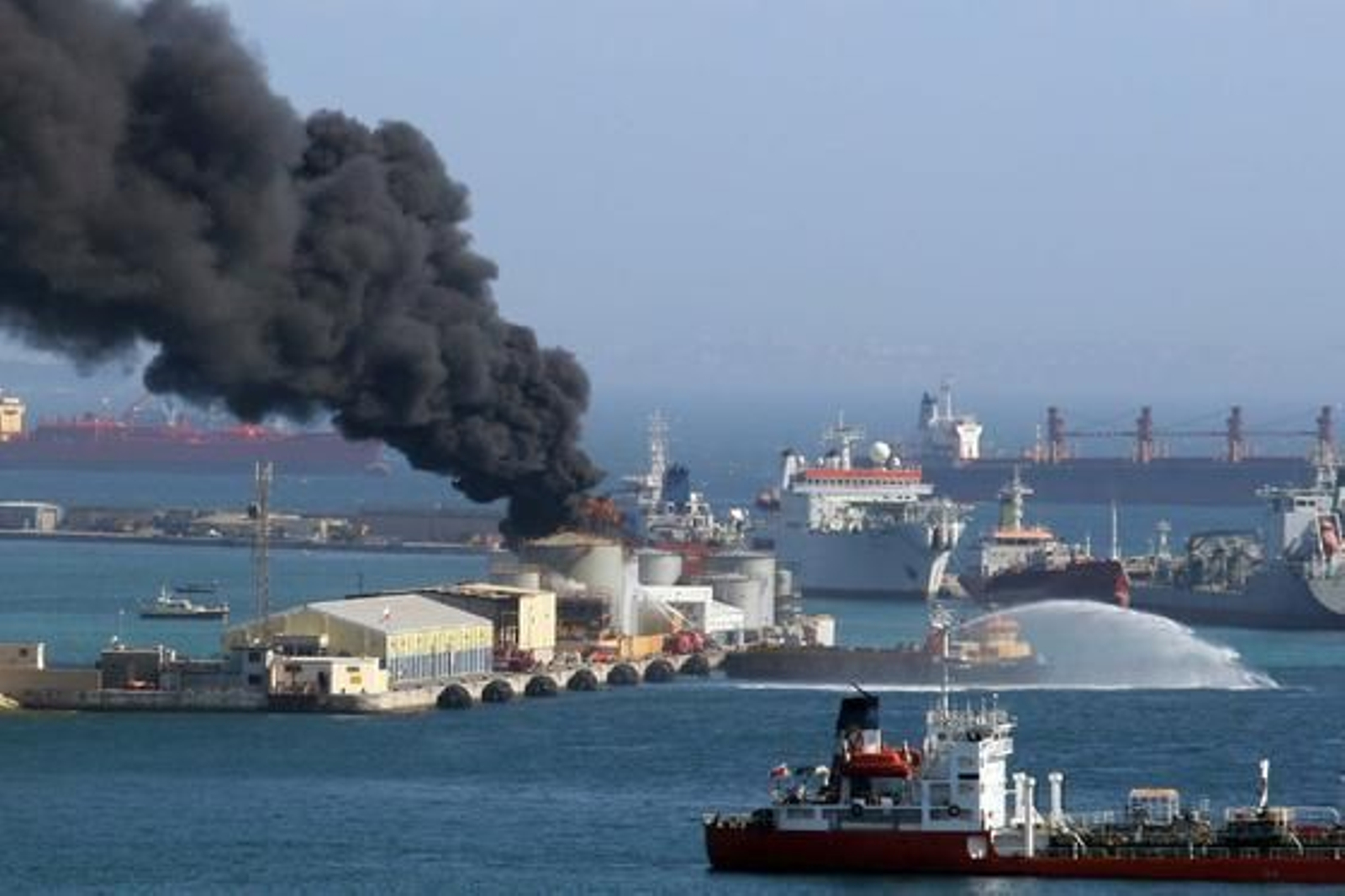 Dos personas resultan heridas en la explosión de un tanque de combustible en el puerto de Gibraltar. 

Foto: Paco Guerrero