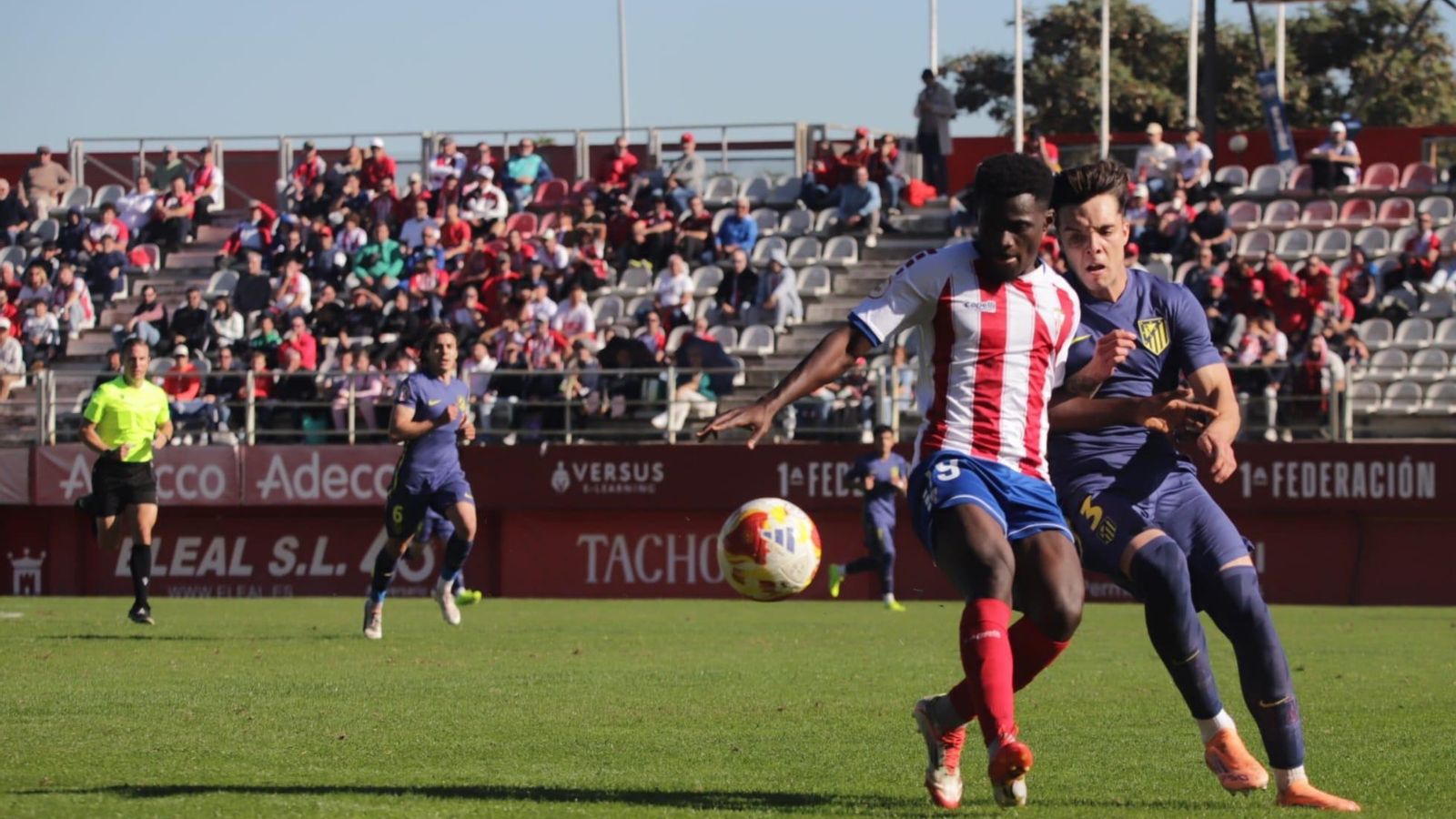 Isaac Obeng pelea el balón con Julio Díaz.