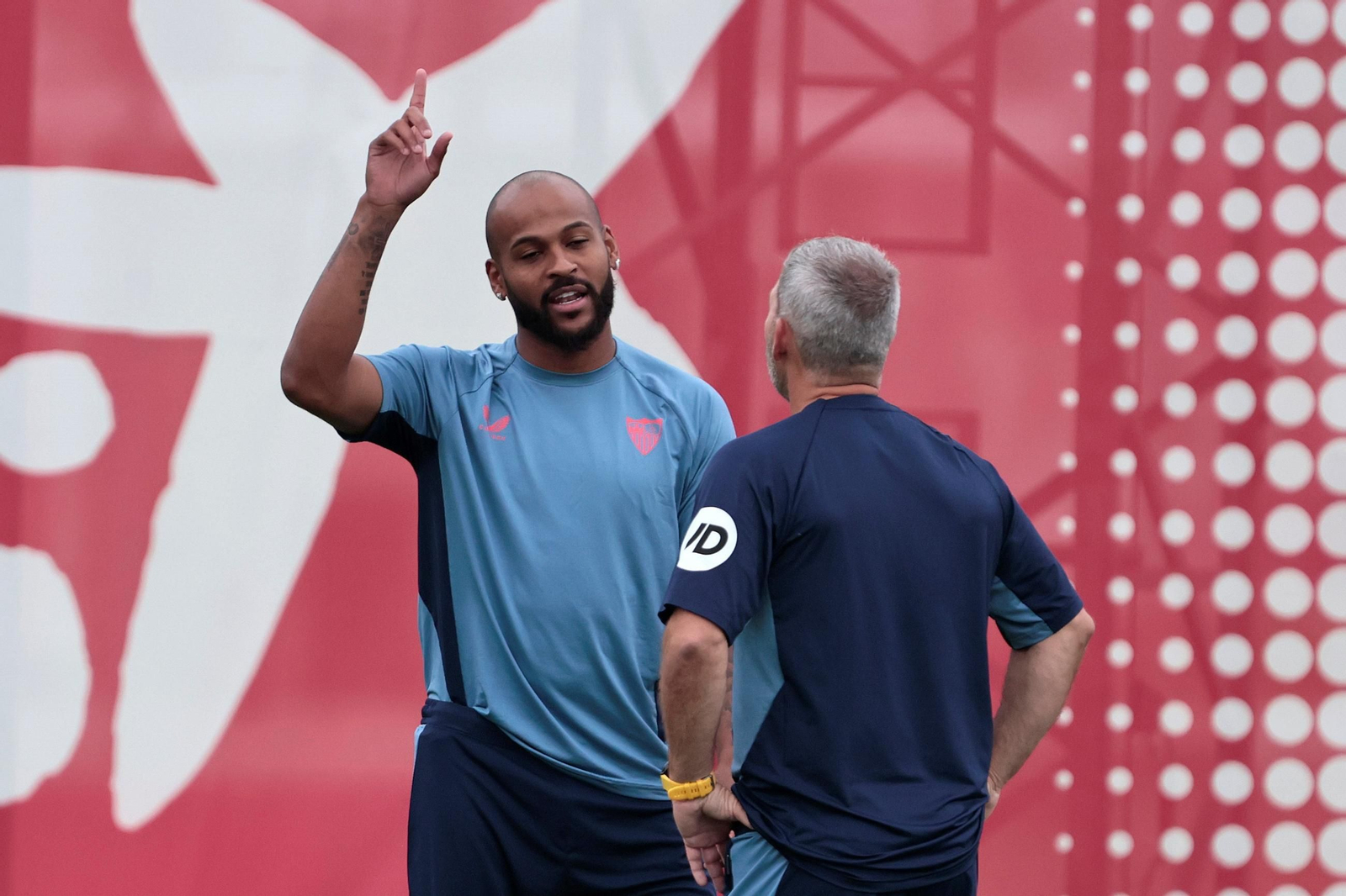 Marcao charla en el primer día de entrenamientos con uno de los nuevos miembros del cuerpo técnico