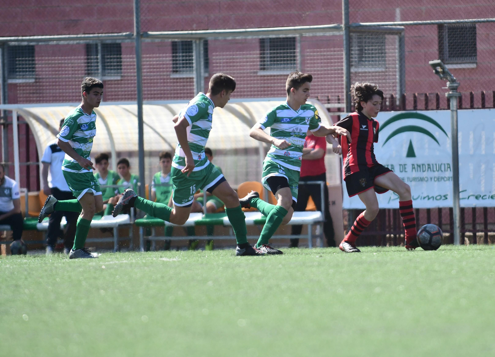 Tres jugadores del Juanín y Diego presionan a uno del Séneca. Tres jugadores del Juanín y Diego presionan a uno del Séneca.
