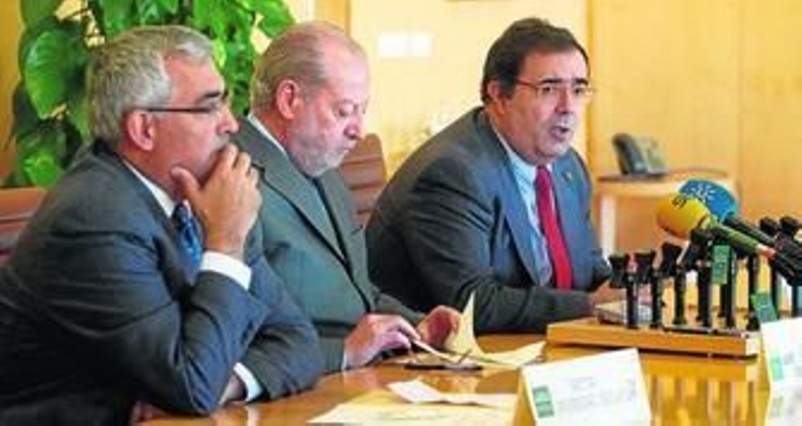 Antonio Ramírez de Arellano, Fernando Rodríguez Villalobos y Vicente Guzmán durante la firma del acuerdo.